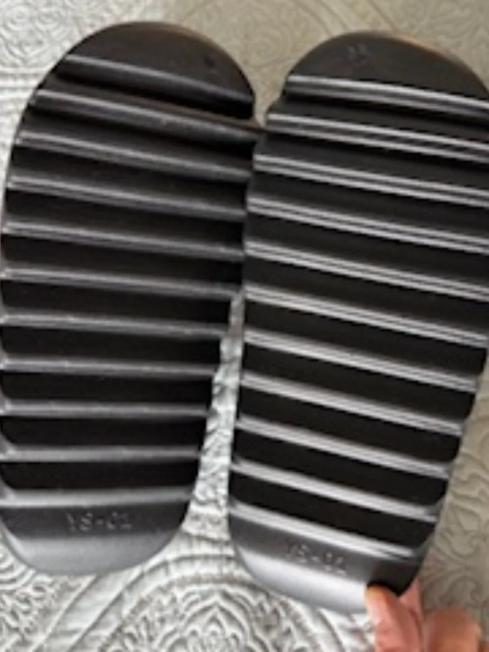 Yeezy sandals size 8 in black - Picture 3 of 5